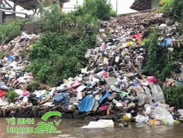 Các con sông chất đầy rác thải bốc mùi hôi thối